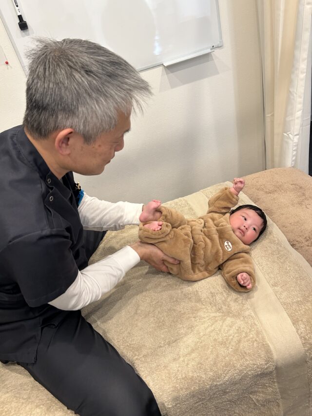 優しい刺激で股関節や背中の筋肉を緩めています